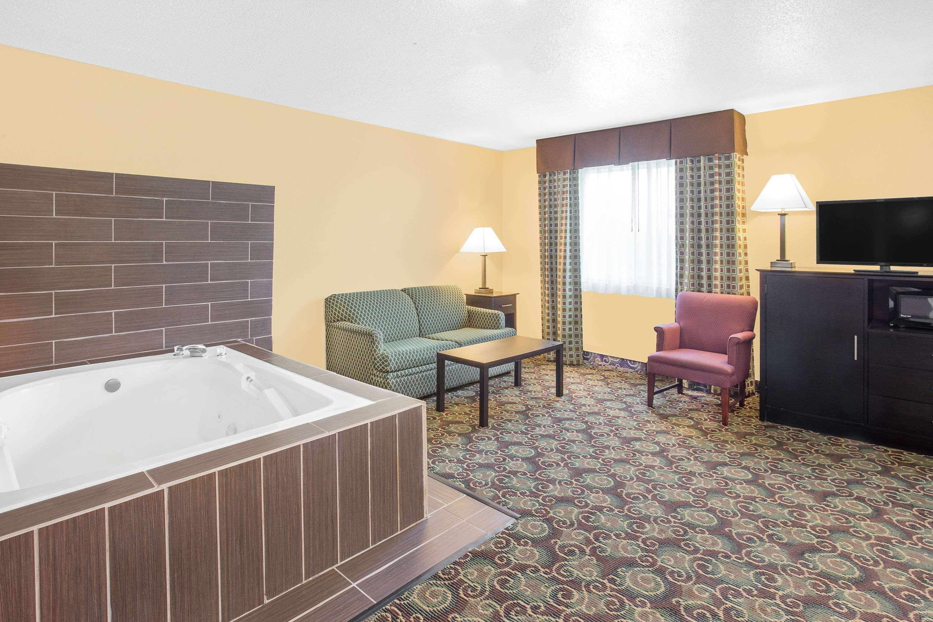 Baymont By Wyndham Holland Hotel Luaran gambar